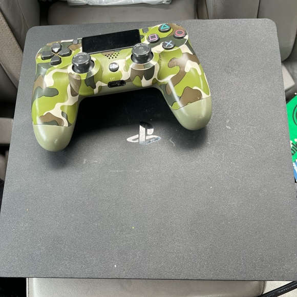 PS4 - Picture 2 of 5